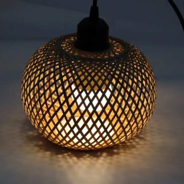 Suspension artisanale en bambou d'inspiration orientale