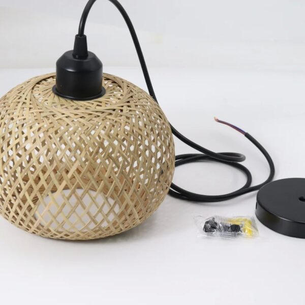 Suspension artisanale en bambou d'inspiration orientale