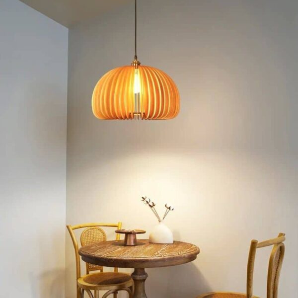 Suspension artisanale japonaise aux courbes naturelles