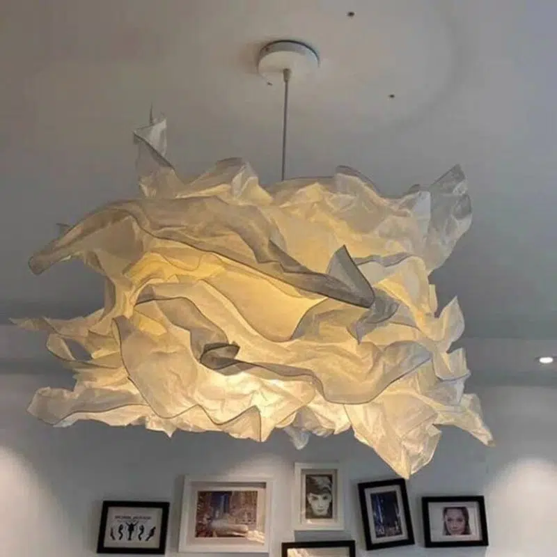 Suspension contemporaine aux courbes nuageuses