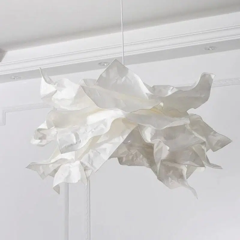 Suspension contemporaine aux courbes nuageuses