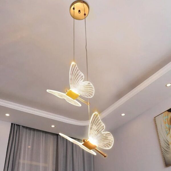 Suspension luminaire aux ailes sculptées