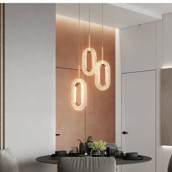 Suspension contemporaine aux reflets cristallins