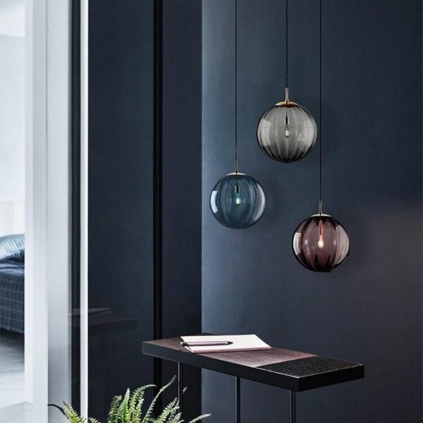 Suspension globe en verre contemporaine