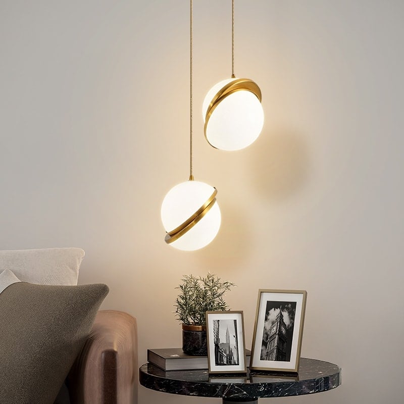 Suspension luminaire sphérique en blanc et or