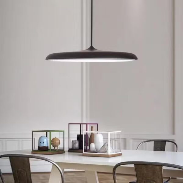 Suspension contemporaine en métal raffiné