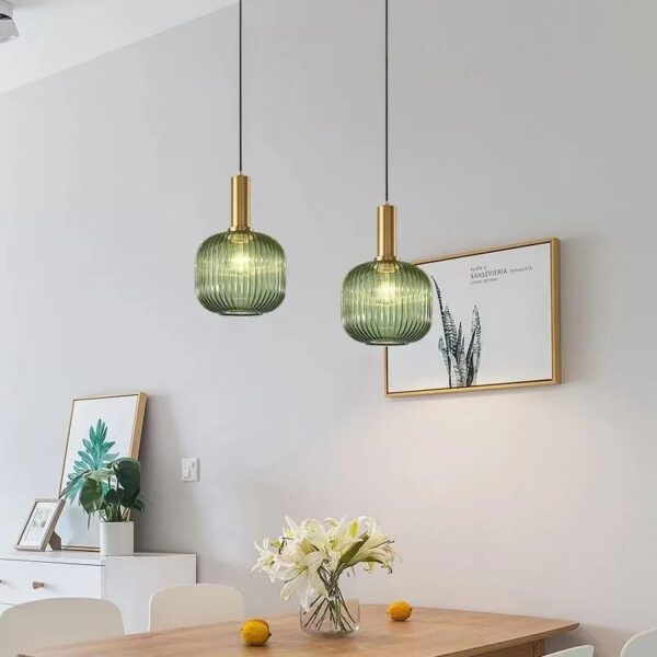 Suspension contemporaine en verre vert et finition laiton brossé