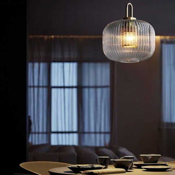 Suspension cylindrique en verre au design intemporel