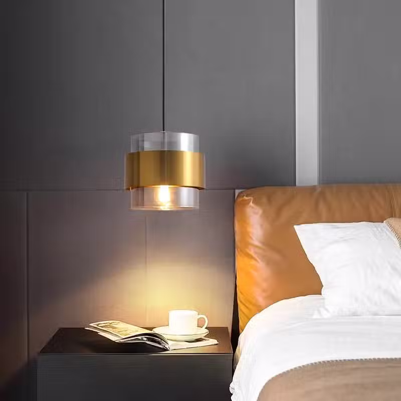 Suspension lumineuse cylindrique en verre et finition cuivrée