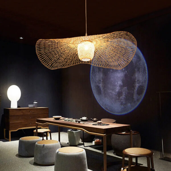 Suspension artisanale en bambou d'inspiration orientale
