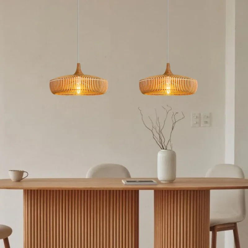 Suspension artisanale en bambou d'inspiration orientale