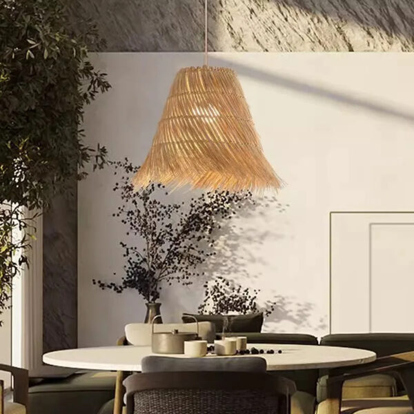 Suspension artisanale en rotin au design contemporain