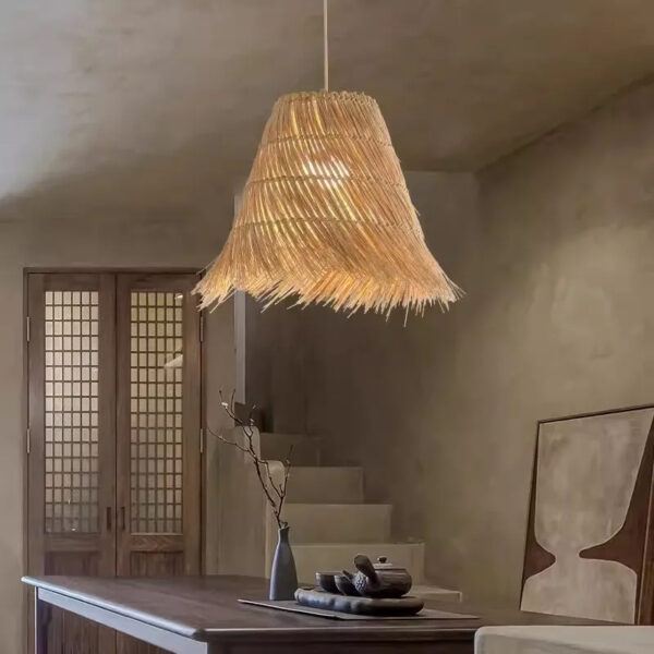 Suspension artisanale en rotin au design contemporain