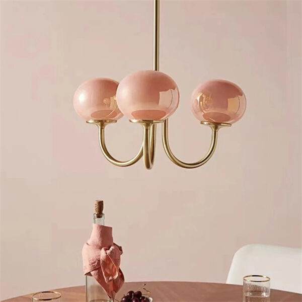 Suspension contemporaine à trois globes en verre teinté rose