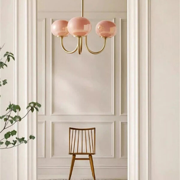 Suspension contemporaine à trois globes en verre teinté rose