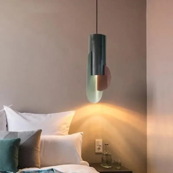 Suspension contemporaine aux lignes épurées en métal