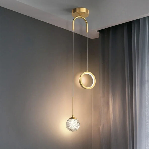 Suspension contemporaine en métal aux lignes épurées