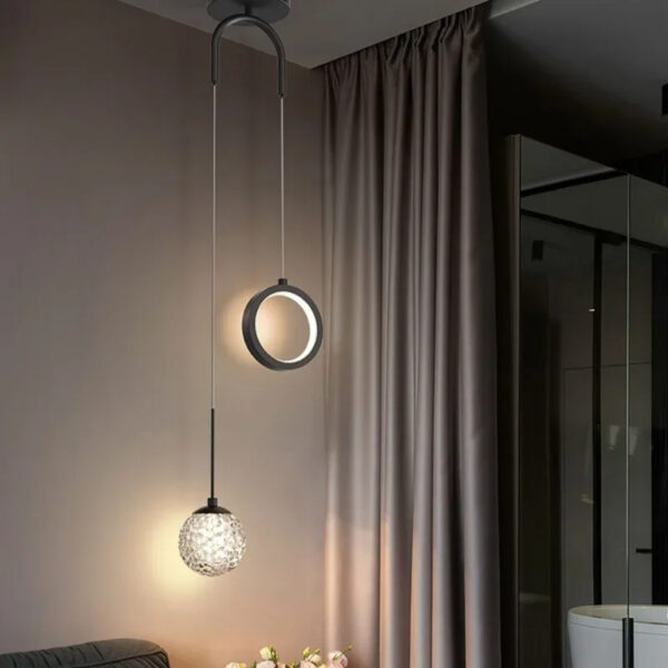 Suspension contemporaine en métal aux lignes épurées
