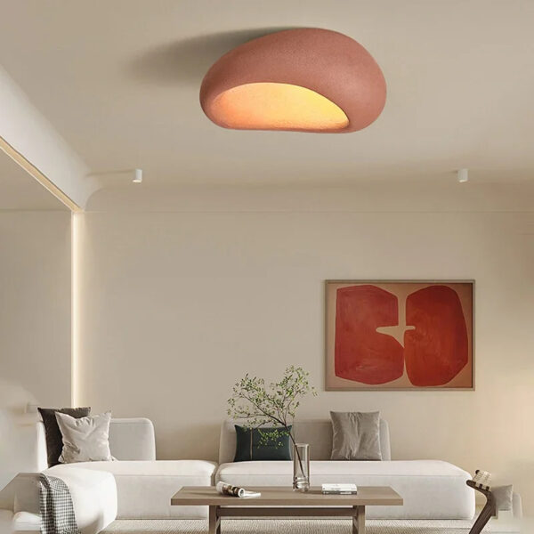 Suspension contemporaine en résine rouge aux lignes épurées