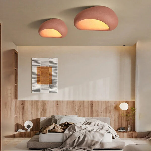 Suspension contemporaine en résine rouge aux lignes épurées