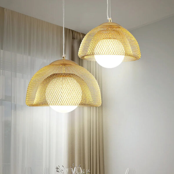 Suspension design en acier doré avec motif ajouré contemporain