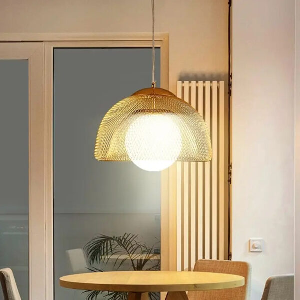 Suspension design en acier doré avec motif ajouré contemporain
