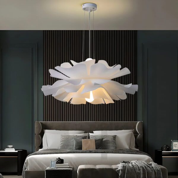 Suspension florale blanche au design contemporain épuré
