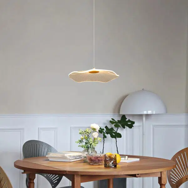 Suspension florale contemporaine aux lignes raffinées
