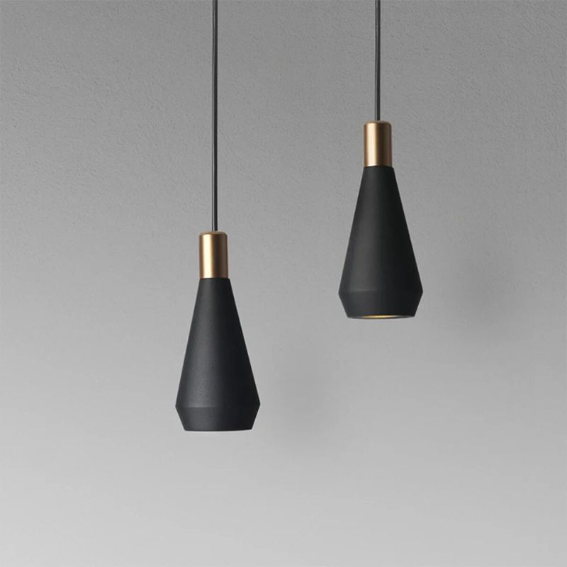 Suspension luminaire en métal aux lignes épurées