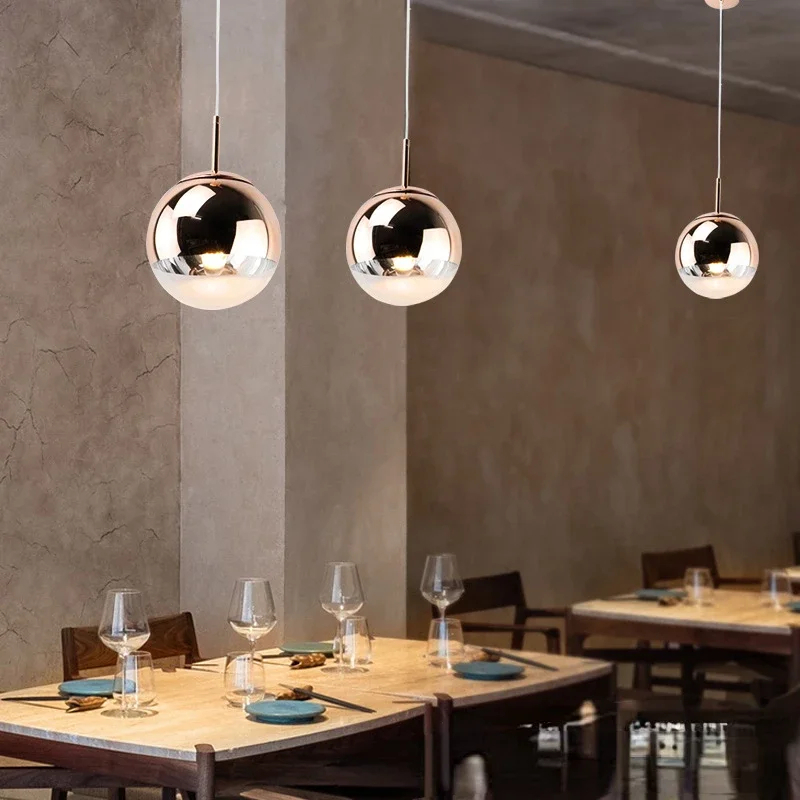 Suspension luminaire sphérique en métal noble
