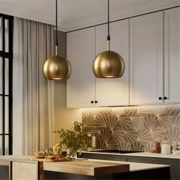 Suspension luminaire sphérique en métal précieux