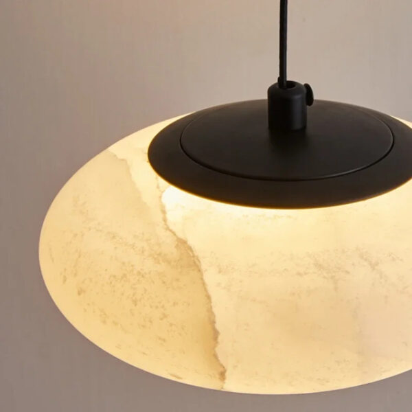 Suspension lumineuse circulaire en marbre au design épuré