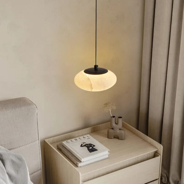 Suspension lumineuse circulaire en marbre au design épuré