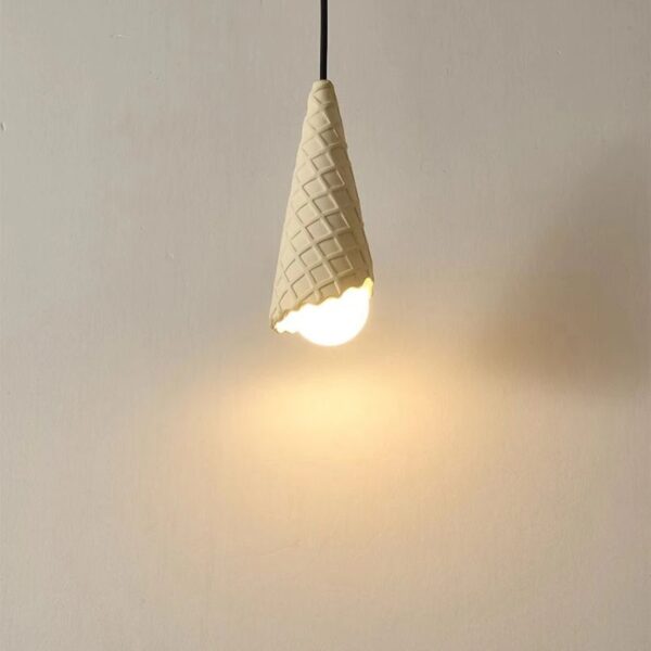 Suspension lumineuse sculptée en forme givrée