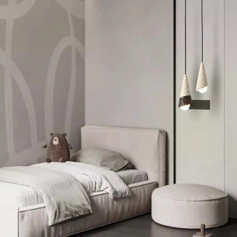 Suspension lumineuse sculptée en forme givrée
