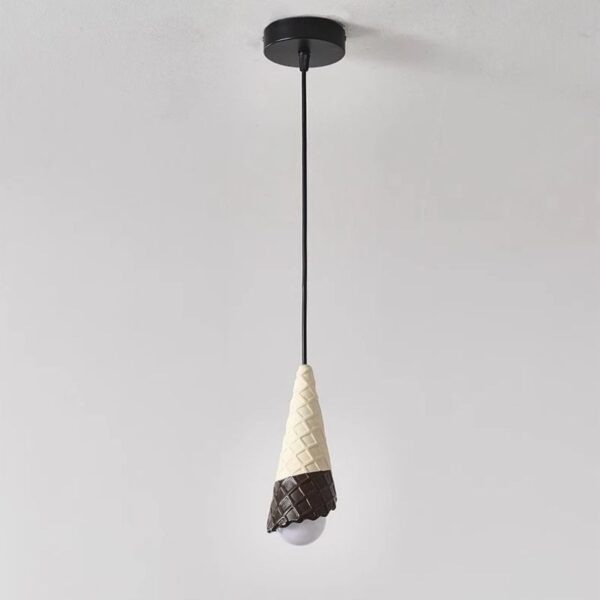 Suspension lumineuse sculptée en forme givrée