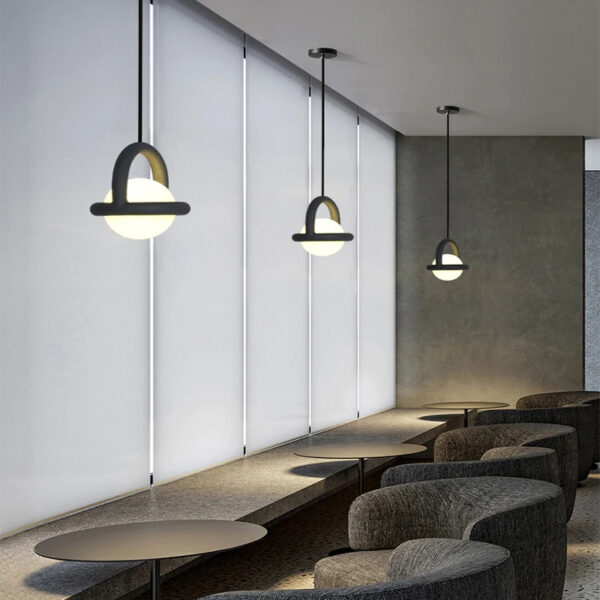 Suspension nordique circulaire en noir mat pour intérieur contemporain