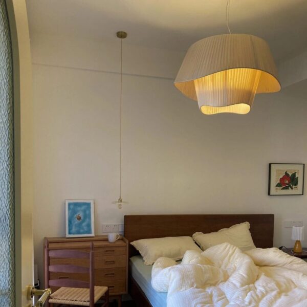 Suspension nordique en tissu blanc, élégance aérienne