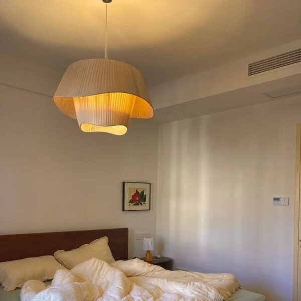Suspension nordique en tissu blanc, élégance aérienne