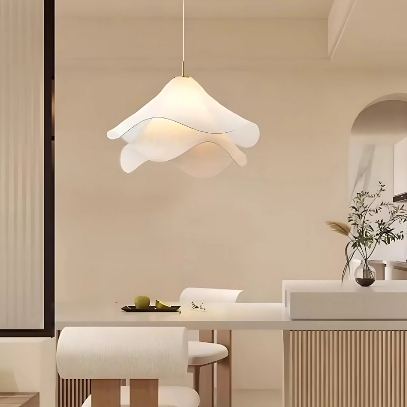 Suspension nordique en tissu blanc à silhouette organique
