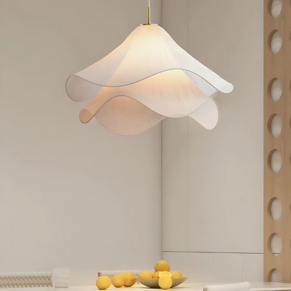 Suspension nordique en tissu blanc à silhouette organique
