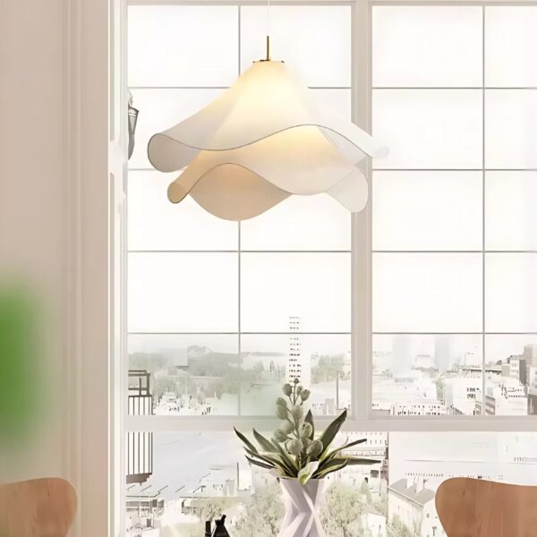 Suspension nordique en tissu blanc à silhouette organique