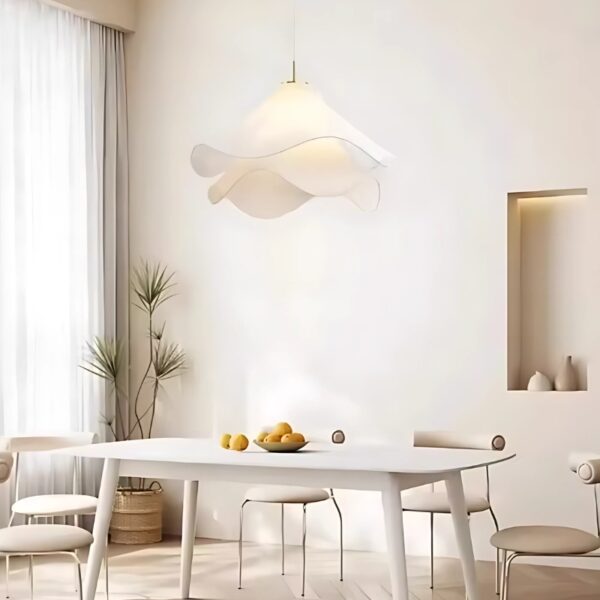 Suspension nordique en tissu blanc à silhouette organique