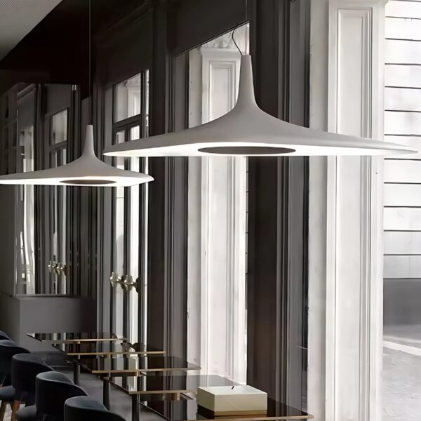 Suspension design en résine blanche d'inspiration nordique