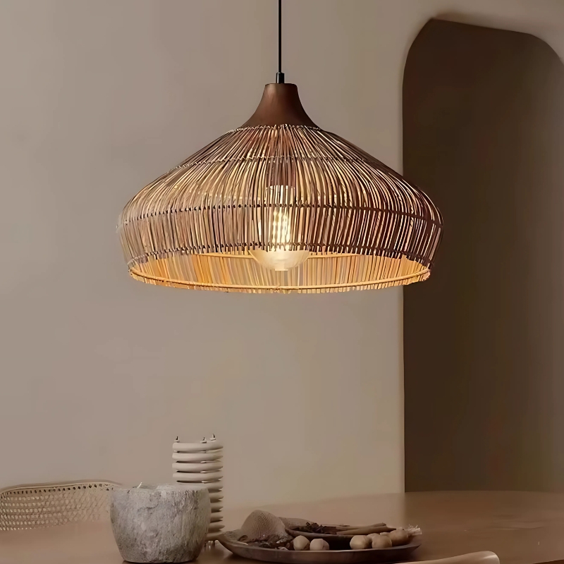 Suspension luminaire artisanale en rotin d'inspiration orientale